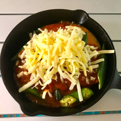 スキレットで作る！オクラとかぼちゃのミートソースグラタン風